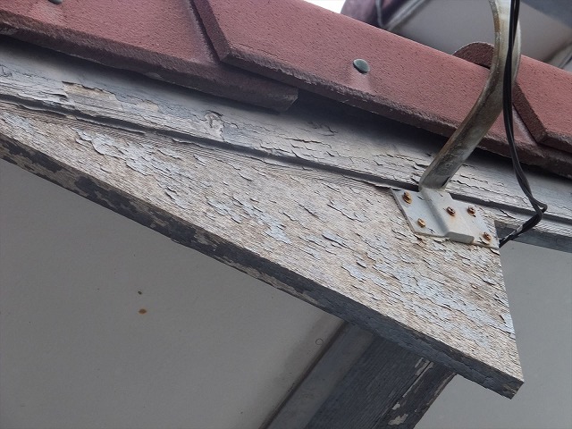 塗装がはがれた破風板